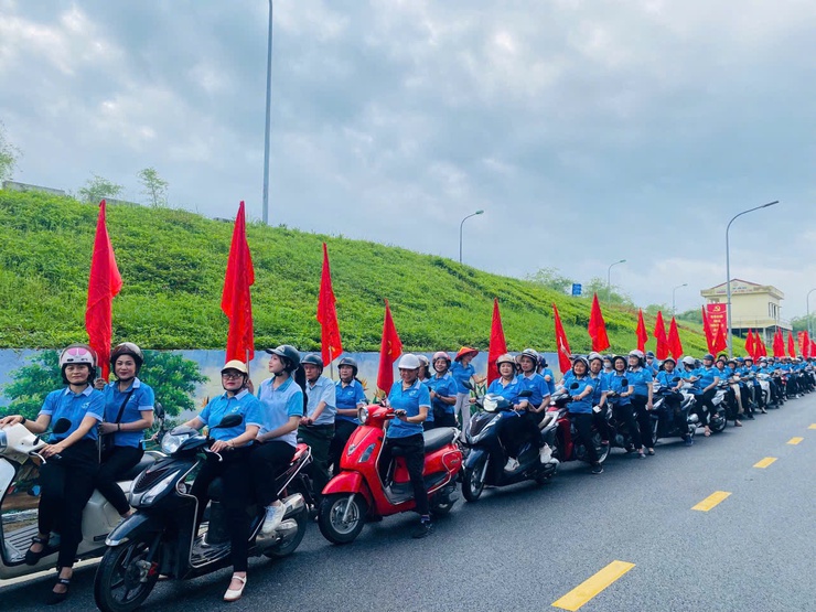 Hội Liên hiệp Phụ nữ phường Phúc Lợi ra quân tuyên truyền, cổ động giữ gìn vệ sinh môi trường- Ảnh 2.