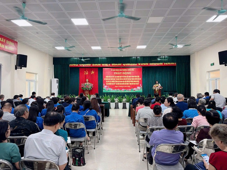 Phường Tương Mai phát động hưởng ứng Chiến dịch “45 ngày đêm ra quân hỗ trợ hoạt động chuyển đổi số” và triển khai các điểm lưu động “Bình dân học vụ số” trên địa bàn.- Ảnh 19.