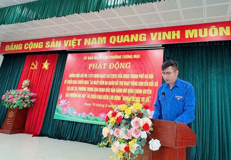 Phường Tương Mai phát động hưởng ứng Chiến dịch “45 ngày đêm ra quân hỗ trợ hoạt động chuyển đổi số” và triển khai các điểm lưu động “Bình dân học vụ số” trên địa bàn.- Ảnh 5.