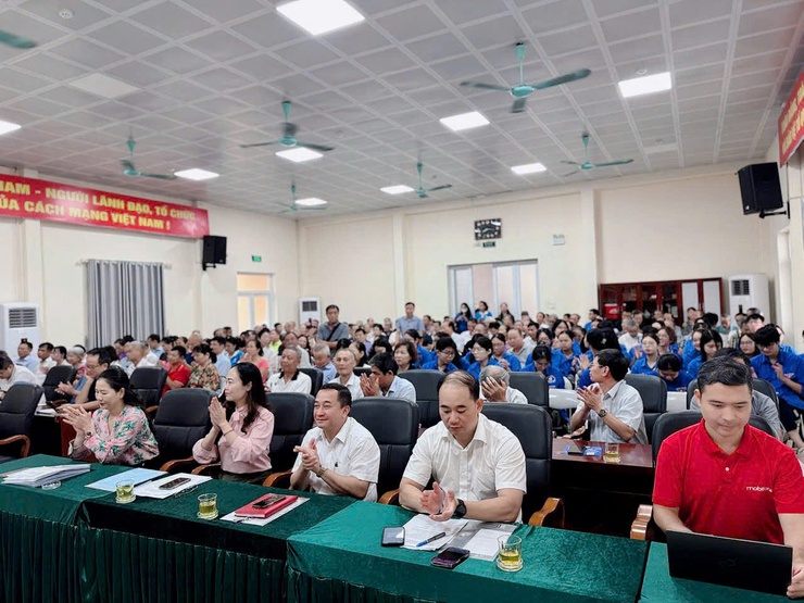 Phường Tương Mai phát động hưởng ứng Chiến dịch “45 ngày đêm ra quân hỗ trợ hoạt động chuyển đổi số” và triển khai các điểm lưu động “Bình dân học vụ số” trên địa bàn.- Ảnh 20.