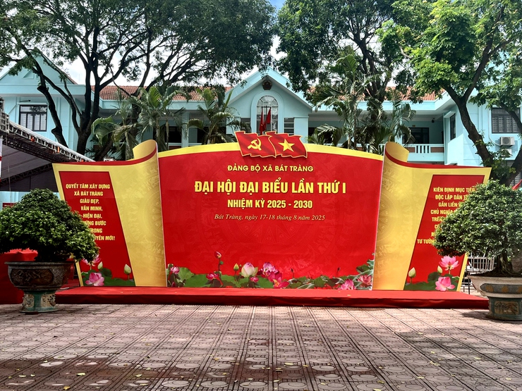 Xã Bát Tràng rực rỡ cờ hoa chào mừng Đại hội đại biểu Đảng bộ xã lần thứ I, nhiệm kỳ 2025-2030- Ảnh 2.