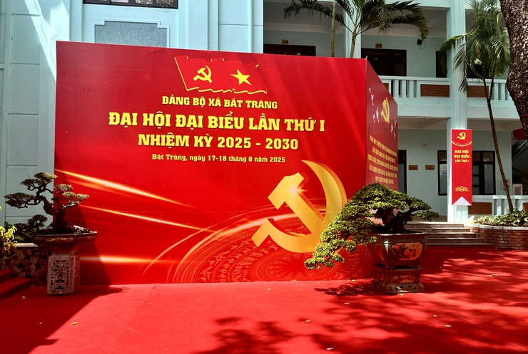 Xã Bát Tràng rực rỡ cờ hoa chào mừng Đại hội đại biểu Đảng bộ xã lần thứ I, nhiệm kỳ 2025-2030- Ảnh 3.