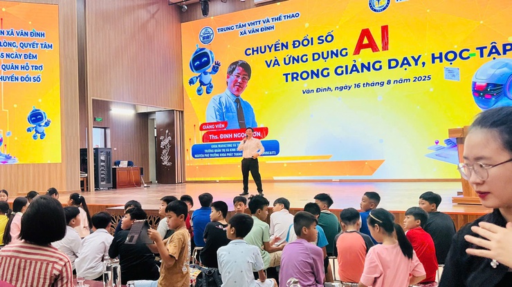 Vân Đình: Trên 400 cán bộ, giáo viên và học sinh
được tập huấn “Chuyển đổi số trong giảng dạy và học tập”- Ảnh 1.