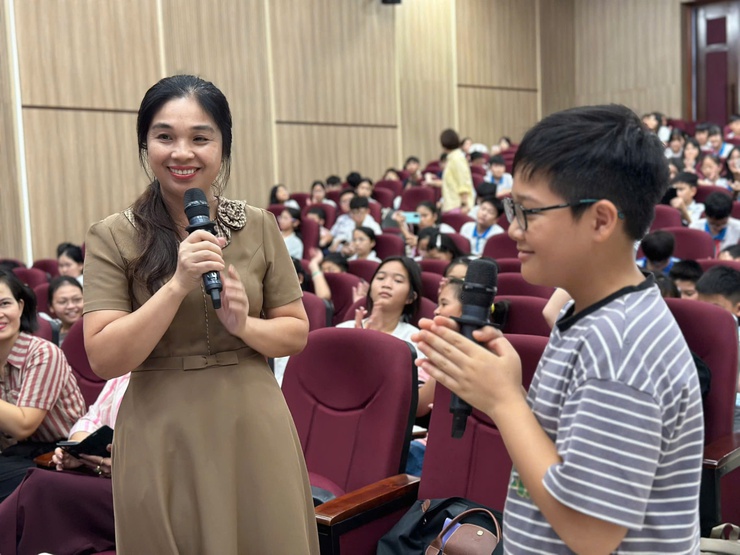 Vân Đình: Trên 400 cán bộ, giáo viên và học sinh
được tập huấn “Chuyển đổi số trong giảng dạy và học tập”- Ảnh 3.