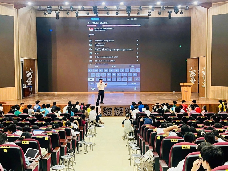 Vân Đình: Trên 400 cán bộ, giáo viên và học sinh
được tập huấn “Chuyển đổi số trong giảng dạy và học tập”- Ảnh 4.