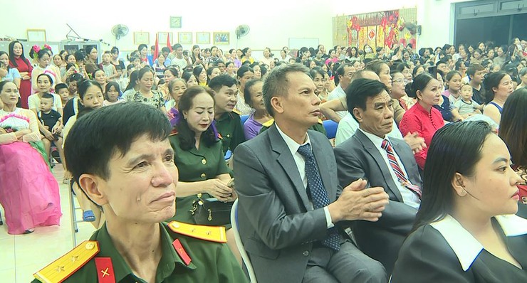 Đông đảo nhân dân xã Phúc Thọ cổ vũ cho Chương trình nghệ thuật chào mừng thành công Đại hội đại biểu Đảng bộ xã lần thứ I; kỷ niệm 80 năm Cách mạng tháng Tám thành công và Quốc khánh nước CHXHCNVN- Ảnh 5.
