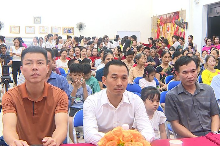 Đông đảo nhân dân xã Phúc Thọ cổ vũ cho Chương trình nghệ thuật chào mừng thành công Đại hội đại biểu Đảng bộ xã lần thứ I; kỷ niệm 80 năm Cách mạng tháng Tám thành công và Quốc khánh nước CHXHCNVN- Ảnh 4.