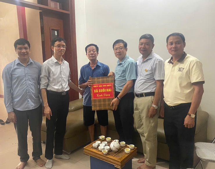 Lãnh đạo xã Suối Hai thăm, tặng quà hội viên Cựu Công an nhân dân có hoàn cảnh khó khăn nhân dịp kỷ niệm 80 năm Ngày truyền thống Công an nhân dân Việt Nam- Ảnh 5.