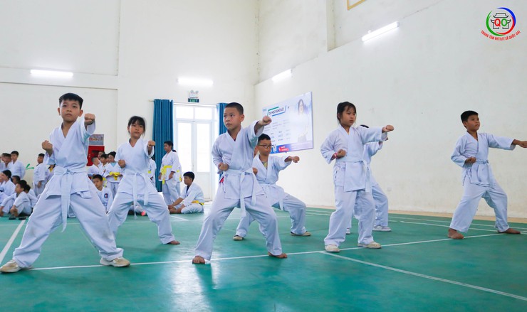 Gần 200 võ sinh CLB Karatedo Quang Phong tham gia kỳ thi nâng đai lần thứ Nhất năm 2025- Ảnh 10.