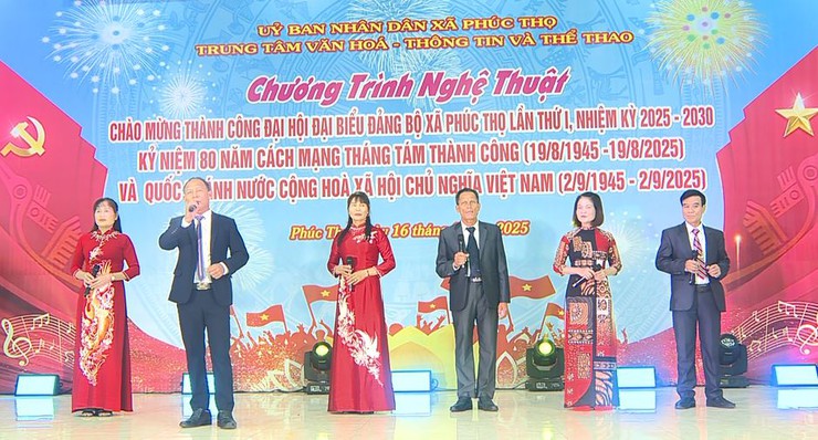 Đông đảo nhân dân xã Phúc Thọ cổ vũ cho Chương trình nghệ thuật chào mừng thành công Đại hội đại biểu Đảng bộ xã lần thứ I; kỷ niệm 80 năm Cách mạng tháng Tám thành công và Quốc khánh nước CHXHCNVN- Ảnh 10.