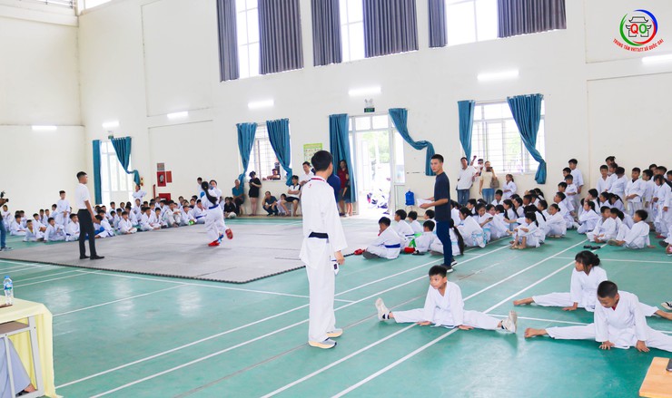Gần 200 võ sinh CLB Karatedo Quang Phong tham gia kỳ thi nâng đai lần thứ Nhất năm 2025- Ảnh 11.