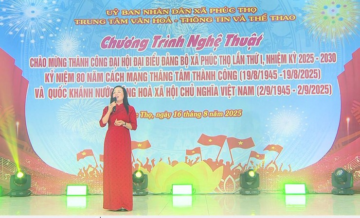 Đông đảo nhân dân xã Phúc Thọ cổ vũ cho Chương trình nghệ thuật chào mừng thành công Đại hội đại biểu Đảng bộ xã lần thứ I; kỷ niệm 80 năm Cách mạng tháng Tám thành công và Quốc khánh nước CHXHCNVN- Ảnh 6.