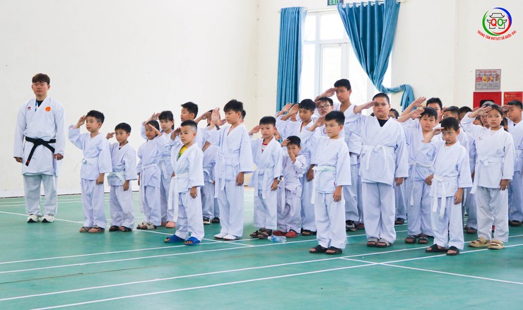 Gần 200 võ sinh CLB Karatedo Quang Phong tham gia kỳ thi nâng đai lần thứ Nhất năm 2025- Ảnh 2.