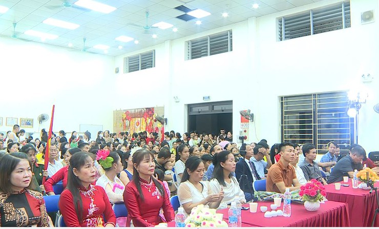 Đông đảo nhân dân xã Phúc Thọ cổ vũ cho Chương trình nghệ thuật chào mừng thành công Đại hội đại biểu Đảng bộ xã lần thứ I; kỷ niệm 80 năm Cách mạng tháng Tám thành công và Quốc khánh nước CHXHCNVN- Ảnh 3.