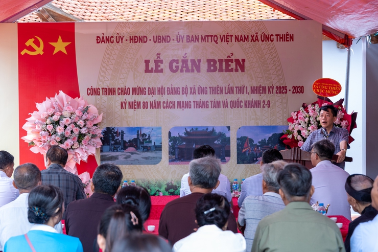Đảng uỷ, HĐND, UBND, UBMTTQ Việt Nam xã Ứng Thiên tổ chức Lễ gắn biển Công trình chào mừng Đại hội Đảng bộ xã và kỷ niệm 80 năm Cách mạng Tháng Tám thành công, Quốc khánh 2/9- Ảnh 2.