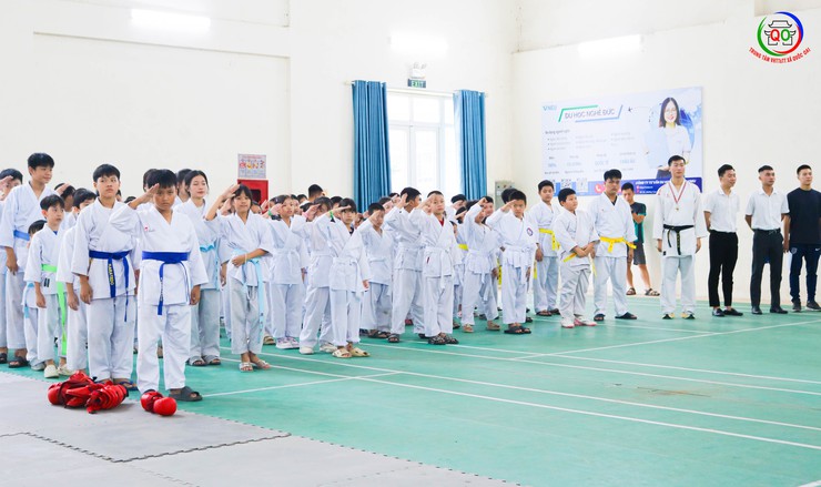 Gần 200 võ sinh CLB Karatedo Quang Phong tham gia kỳ thi nâng đai lần thứ Nhất năm 2025- Ảnh 3.
