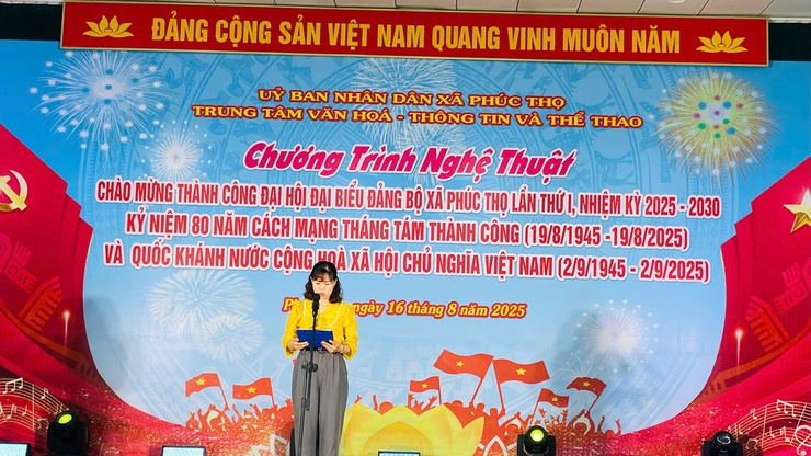 Đông đảo nhân dân xã Phúc Thọ cổ vũ cho Chương trình nghệ thuật chào mừng thành công Đại hội đại biểu Đảng bộ xã lần thứ I; kỷ niệm 80 năm Cách mạng tháng Tám thành công và Quốc khánh nước CHXHCNVN- Ảnh 1.