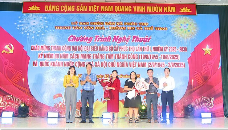 Đông đảo nhân dân xã Phúc Thọ cổ vũ cho Chương trình nghệ thuật chào mừng thành công Đại hội đại biểu Đảng bộ xã lần thứ I; kỷ niệm 80 năm Cách mạng tháng Tám thành công và Quốc khánh nước CHXHCNVN- Ảnh 2.