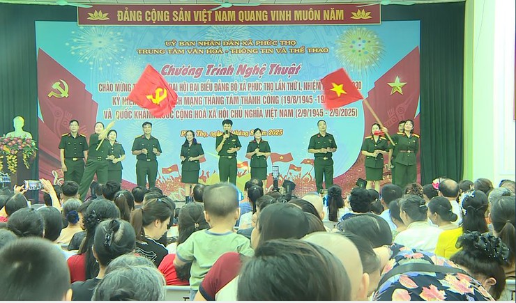Đông đảo nhân dân xã Phúc Thọ cổ vũ cho Chương trình nghệ thuật chào mừng thành công Đại hội đại biểu Đảng bộ xã lần thứ I; kỷ niệm 80 năm Cách mạng tháng Tám thành công và Quốc khánh nước CHXHCNVN- Ảnh 12.