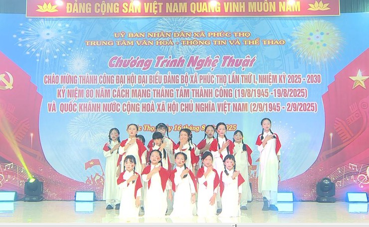Đông đảo nhân dân xã Phúc Thọ cổ vũ cho Chương trình nghệ thuật chào mừng thành công Đại hội đại biểu Đảng bộ xã lần thứ I; kỷ niệm 80 năm Cách mạng tháng Tám thành công và Quốc khánh nước CHXHCNVN- Ảnh 11.