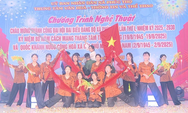 Đông đảo nhân dân xã Phúc Thọ cổ vũ cho Chương trình nghệ thuật chào mừng thành công Đại hội đại biểu Đảng bộ xã lần thứ I; kỷ niệm 80 năm Cách mạng tháng Tám thành công và Quốc khánh nước CHXHCNVN- Ảnh 9.