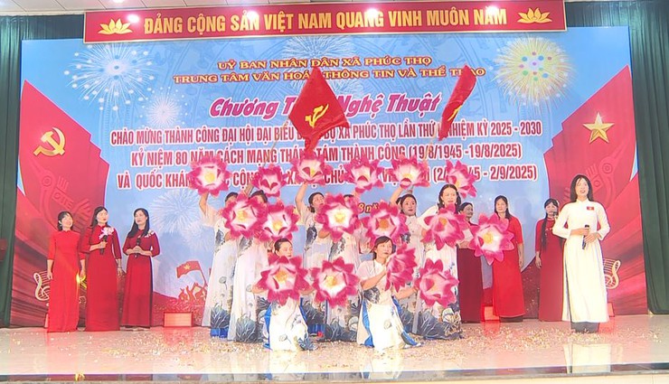 Đông đảo nhân dân xã Phúc Thọ cổ vũ cho Chương trình nghệ thuật chào mừng thành công Đại hội đại biểu Đảng bộ xã lần thứ I; kỷ niệm 80 năm Cách mạng tháng Tám thành công và Quốc khánh nước CHXHCNVN- Ảnh 7.