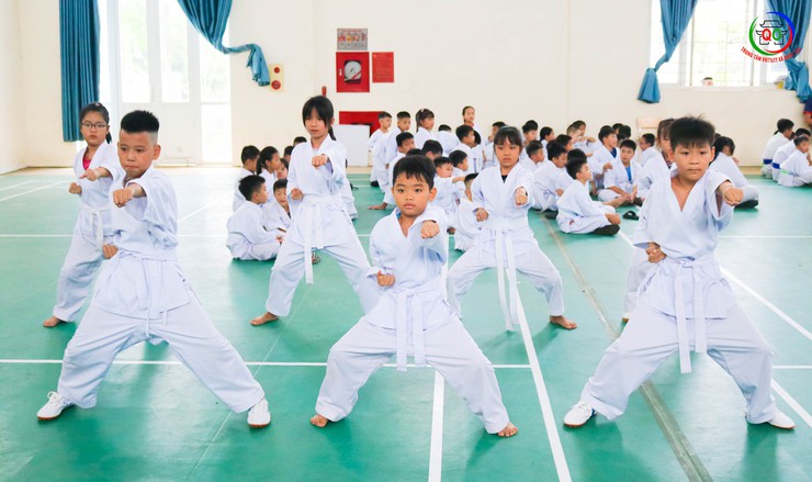 Gần 200 võ sinh CLB Karatedo Quang Phong tham gia kỳ thi nâng đai lần thứ Nhất năm 2025- Ảnh 9.