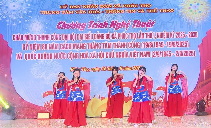 Đông đảo nhân dân xã Phúc Thọ cổ vũ cho Chương trình nghệ thuật chào mừng thành công Đại hội đại biểu Đảng bộ xã lần thứ I; kỷ niệm 80 năm Cách mạng tháng Tám thành công và Quốc khánh nước CHXHCNVN- Ảnh 8.