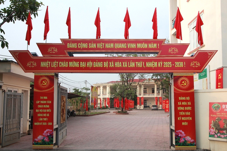 Rực rỡ cờ hoa chào mừng Đại hội đại biểu Đảng bộ xã- Ảnh 2.