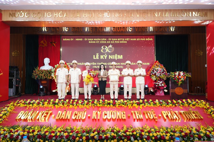 Đảng ủy- HĐND- UBND- Ủy ban MTTQ Việt Nam xã Phù Đổng tổ chức Lễ Kỷ niệm 80 năm Ngày truyền thống Công an Nhân dân Việt Nam (19/8/1945 - 19/8/2025)- Ảnh 5.