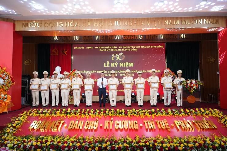 Đảng ủy- HĐND- UBND- Ủy ban MTTQ Việt Nam xã Phù Đổng tổ chức Lễ Kỷ niệm 80 năm Ngày truyền thống Công an Nhân dân Việt Nam (19/8/1945 - 19/8/2025)- Ảnh 8.