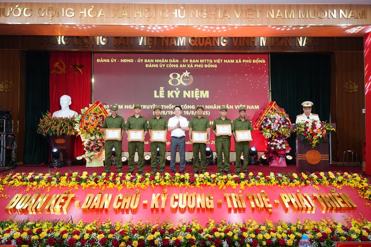 Đảng ủy- HĐND- UBND- Ủy ban MTTQ Việt Nam xã Phù Đổng tổ chức Lễ Kỷ niệm 80 năm Ngày truyền thống Công an Nhân dân Việt Nam (19/8/1945 - 19/8/2025)- Ảnh 10.