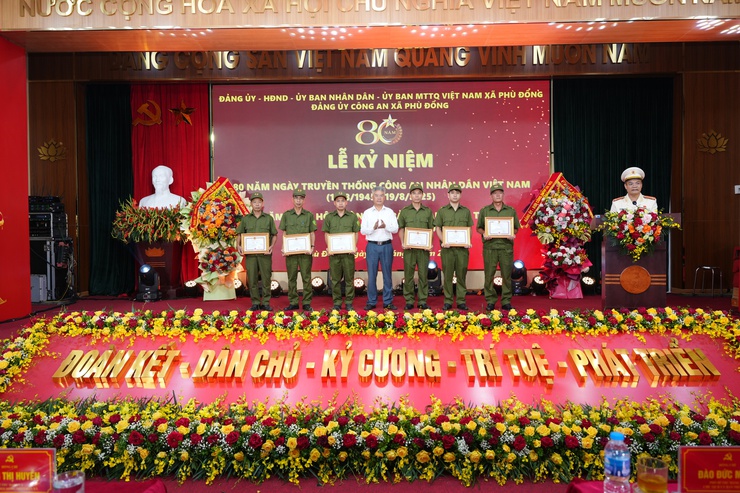 Đảng ủy- HĐND- UBND- Ủy ban MTTQ Việt Nam xã Phù Đổng tổ chức Lễ Kỷ niệm 80 năm Ngày truyền thống Công an Nhân dân Việt Nam (19/8/1945 - 19/8/2025)- Ảnh 11.