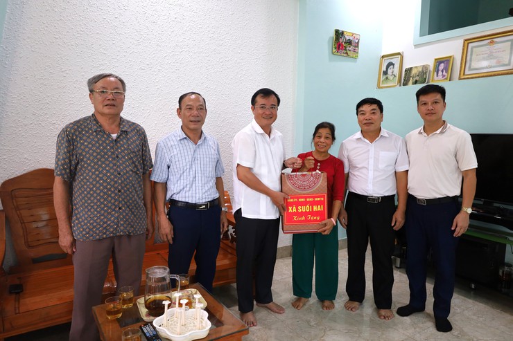 Lãnh đạo xã Suối Hai thăm, tặng quà hội viên Cựu Công an nhân dân có hoàn cảnh khó khăn nhân dịp kỷ niệm 80 năm Ngày truyền thống Công an nhân dân Việt Nam- Ảnh 2.