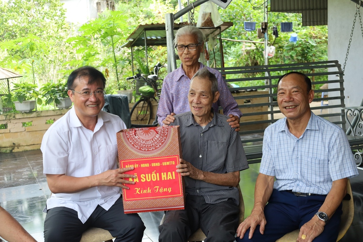 Lãnh đạo xã Suối Hai thăm, tặng quà hội viên Cựu Công an nhân dân có hoàn cảnh khó khăn nhân dịp kỷ niệm 80 năm Ngày truyền thống Công an nhân dân Việt Nam- Ảnh 3.