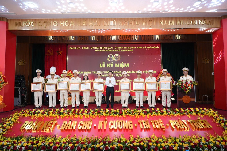 Đảng ủy- HĐND- UBND- Ủy ban MTTQ Việt Nam xã Phù Đổng tổ chức Lễ Kỷ niệm 80 năm Ngày truyền thống Công an Nhân dân Việt Nam (19/8/1945 - 19/8/2025)- Ảnh 7.