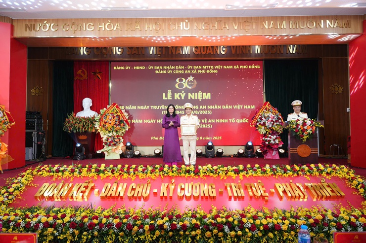 Đảng ủy- HĐND- UBND- Ủy ban MTTQ Việt Nam xã Phù Đổng tổ chức Lễ Kỷ niệm 80 năm Ngày truyền thống Công an Nhân dân Việt Nam (19/8/1945 - 19/8/2025)- Ảnh 6.