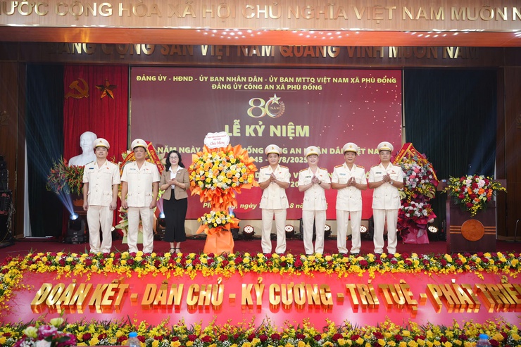Đảng ủy- HĐND- UBND- Ủy ban MTTQ Việt Nam xã Phù Đổng tổ chức Lễ Kỷ niệm 80 năm Ngày truyền thống Công an Nhân dân Việt Nam (19/8/1945 - 19/8/2025)- Ảnh 2.