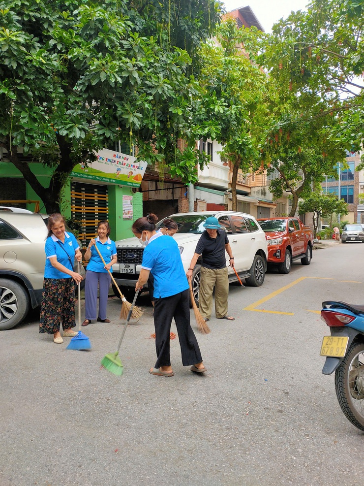 Hội LHPN phường Dương Nội ra quân tổng vệ sinh môi trường, diệt bọ gậy, loăng quăng phòng chống sốt xuất huyết- Ảnh 2.