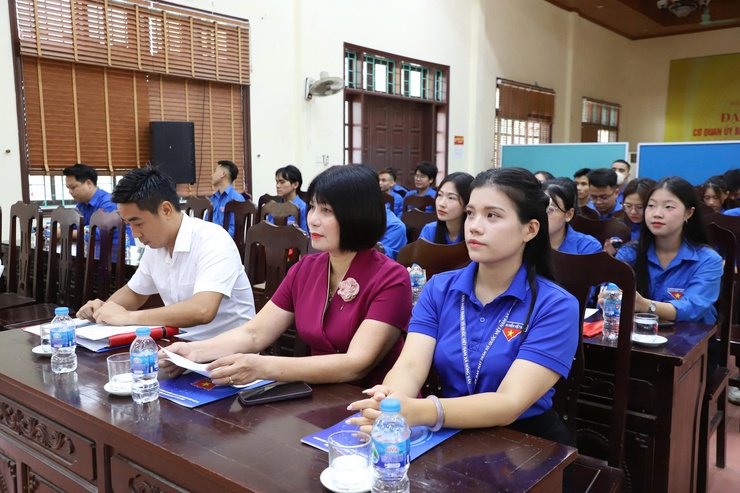 Đoàn Thanh niên xã Hồng Vân tổ chức hội nghị công bố quyết định của Thành đoàn Hà Nội về thành lập và chỉ định nhân sự; gắn biển công trình thanh niên “ Đường cờ Tổ Quốc”- Ảnh 1.