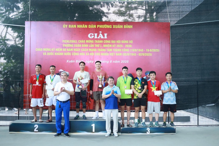 235 vận động viên tham gia Giải Thể dục Thể thao
chào mừng thành công Đại hội Đảng bộ phường Xuân Đỉnh lần thứ I nhiệm kỳ 2025-2030
- Ảnh 10.