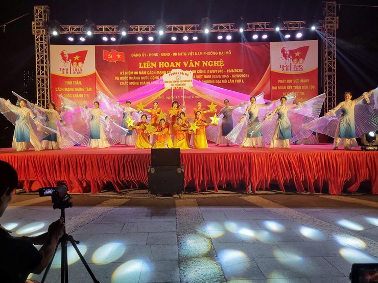 Tưng từng liên hoan văn nghệ chào mừng thành công Đại hội Đại biểu Đảng bộ phường Đại Mỗ lần thứ I, nhiệm kỳ 2025-2030- Ảnh 2.