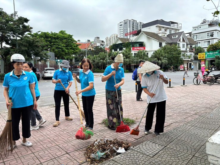 Mặt trận tổ quốc Việt Nam phường Bồ Đề tổ chức tổng vệ sinh môi trường - Ảnh 1.