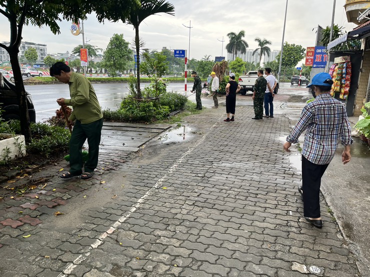 Mặt trận tổ quốc Việt Nam phường Bồ Đề tổ chức tổng vệ sinh môi trường - Ảnh 9.