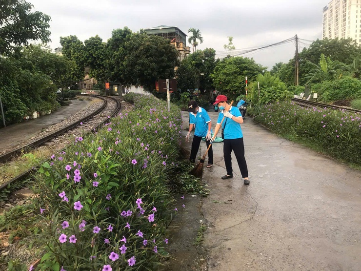 Mặt trận tổ quốc Việt Nam phường Bồ Đề tổ chức tổng vệ sinh môi trường - Ảnh 4.