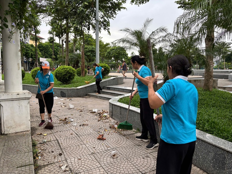 Mặt trận tổ quốc Việt Nam phường Bồ Đề tổ chức tổng vệ sinh môi trường - Ảnh 8.