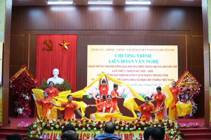 Tưng bừng chương trình văn nghệ chào mừng thành công Đại hội đại biểu Đảng bộ xã Chuyên Mỹ lần thứ I, nhiệm kỳ 2025-2030- Ảnh 6.