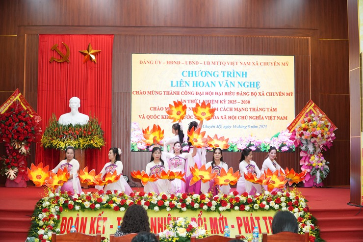 Tưng bừng chương trình văn nghệ chào mừng thành công Đại hội đại biểu Đảng bộ xã Chuyên Mỹ lần thứ I, nhiệm kỳ 2025-2030- Ảnh 4.