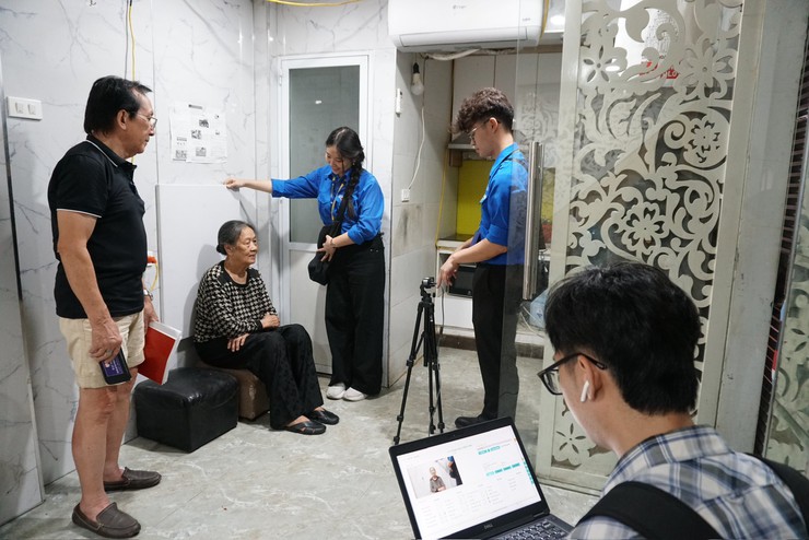ĐẢNG BỘ PHƯỜNG CỬA NAM CHỈ ĐẠO CÁC LỰC LƯỢNG TIẾP TỤC TRIỂN KHAI THỰC HIỆN CHỈ THỊ SỐ 51-CT/TW CỦA BAN BÍ THƯ VÀ CHỈ ĐẠO CỦA TRUNG ƯƠNG, THÀNH PHỐ VỀ ĐỔI THẺ ĐẢNG VIÊN- Ảnh 9.