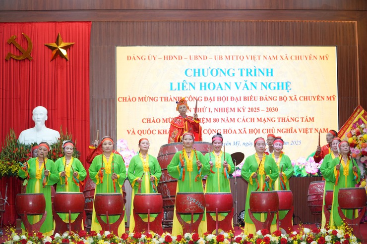 Tưng bừng chương trình văn nghệ chào mừng thành công Đại hội đại biểu Đảng bộ xã Chuyên Mỹ lần thứ I, nhiệm kỳ 2025-2030- Ảnh 2.